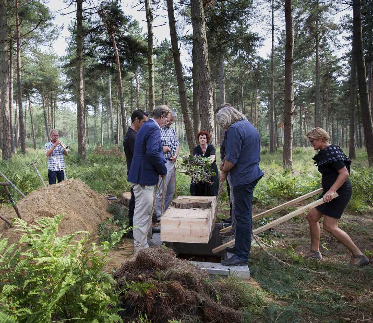 En el cementerio natural De Utrecht se compatibiliza el entierro natural con la plantación de nuevas especies de plantas y fomentar así la biodiversidad.
