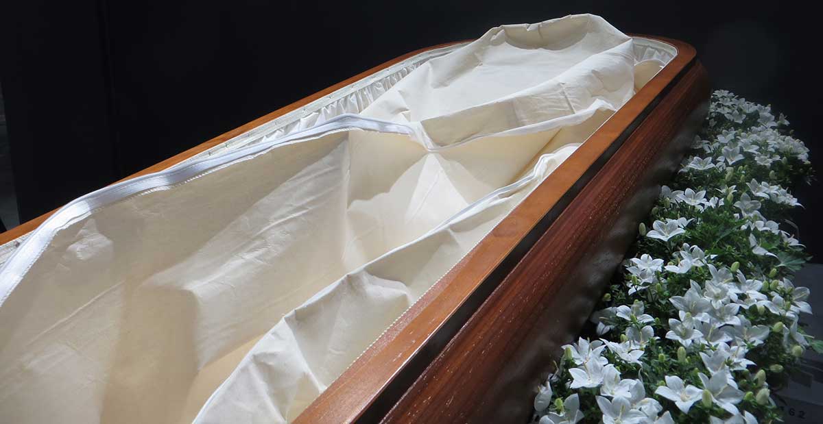 Flores con tiestos extraibles para rodear el féretro, una innovación de The Green Memory. Foto: FuneralNatural