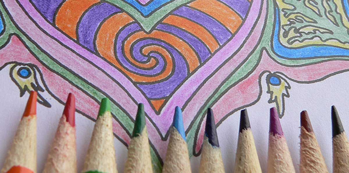 Colorear mandalas es una acción manual en la que los pensamientos se liberan, la mente se despeja y logramos conectarnos con nuestro corazón.