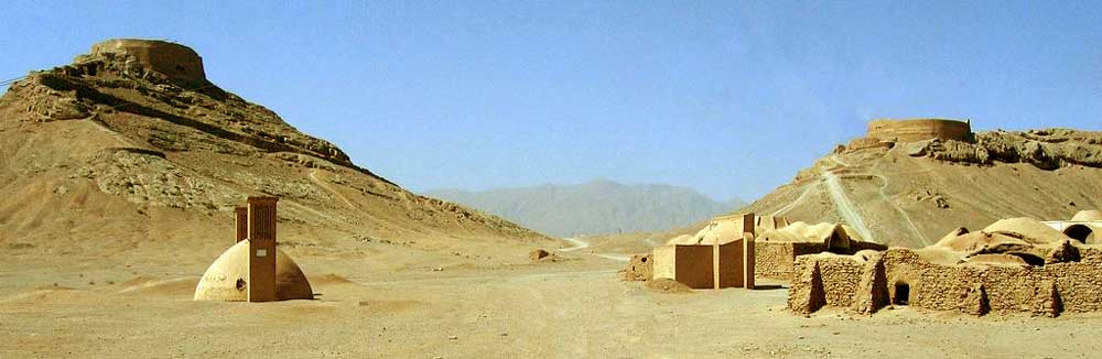 Imagen: Las Torres del Silencio de la ciudad iraní de Yazd donde se practicaban los ritos zoroastrianos de excarnación de los difuntos.